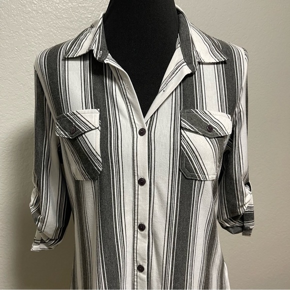 Eden & Olivia Grey and White Striped Buttoned Down Quarter Sleeve Top Medium - Picture 2 of 8
